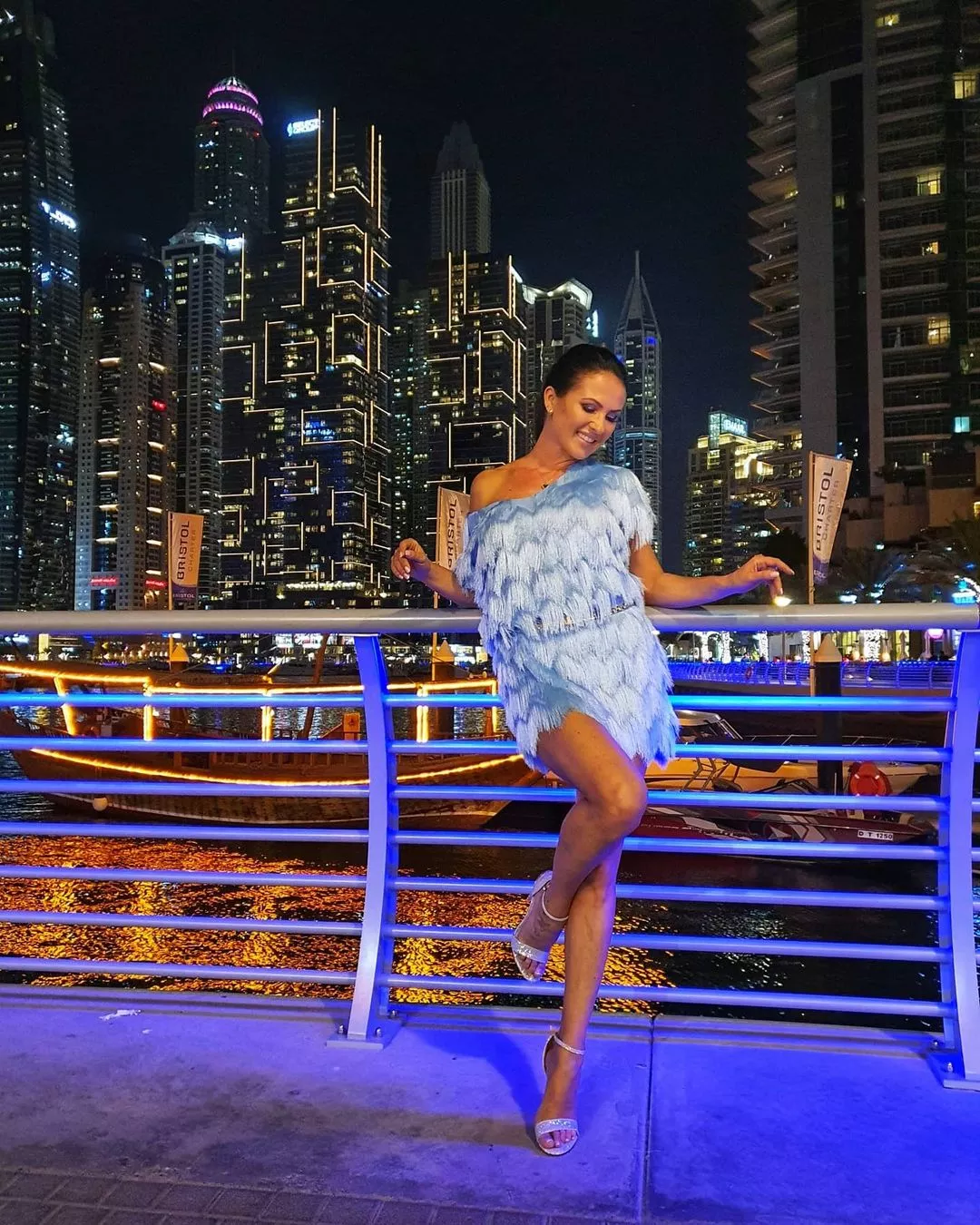 Śliczna artystka disco polo w ponętnej sesji. Wyeksponowała nogi na tle Dubaju!